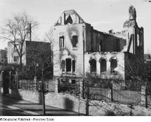 Bautzen, Flinzstraße 25. Ruine eines Wohnhauses (Direktorhaus der Strafanstalt). Straßenansicht mit Einfriedung (vom Dachboden Nummer 36)