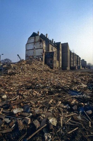 Leipzig, Prager Straße, März 1992. Das Gebiet um die Prager Straße liegt circa zwei Kilometer südöstlich vom Stadtzentrum entfernt. Es verkörpert teilweise ein klassisches Altbauviertel der Gründerzeit. Entlang der Prager Straße wurde die straßenbegleitende Gründerzeitbebauung Anfang der 1990er Jahre großflächig abgebrochen