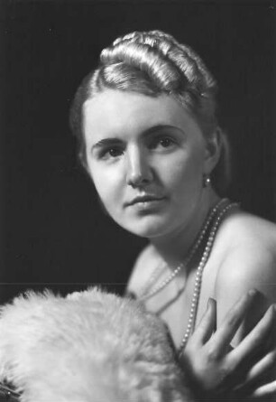Roßwein. Portrait einer jungen Frau S. mit Perlenkette
