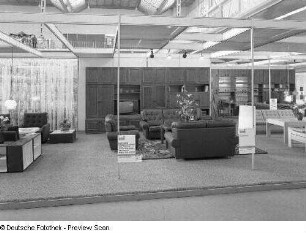 Ausstellungskoje mit Anbauwand "Carat" (1979; VEB Möbelkombinat Berlin (MKB)) und Sitzgruppe "Marlies" (1979; VEB Polstermöbel Petershagen)