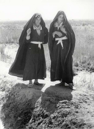 Zwei Frauen in Tracht