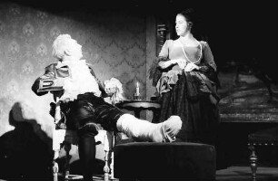 Freiburg: Kammertheater; Prosper Mérimée: Die Sakramentskutsche; Szene; Don Andrès de Ribeira, Vizekönig von Peru (Bernd Schorlemer) und Camilia Perichole, Schauspielerin (Berthe Trüb)