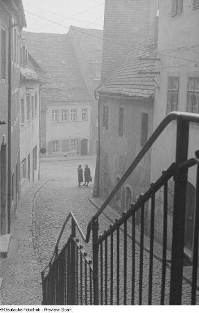 Zwei Frauen unterhalten sich an der Kreuzung Hohlweg zur Burgstraße