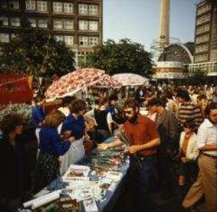 FDJ-Studentensommer: Solidaritätsbasar am Alexanderplatz in Berlin