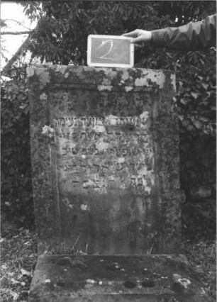 Grabstein 2 (Index: 100114612) Material: Sandstein Zustand: gut Maße HxBxT: 110x82x19 cm Beschreibung: rechteckige Stele, Schriftfeld eingetieft: Grabstein 2