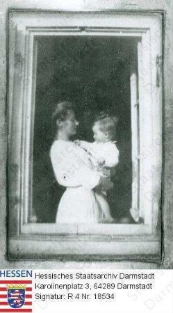 Heidenreich, Marie geb. Becker (1887-1955) / Porträt im Profil, an Fenster stehend, ihre kleine Tochter Magda (* 1918) in den Armen haltend, Kniestück