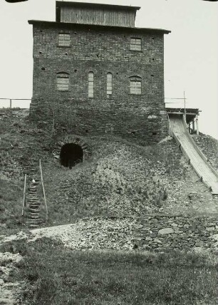 Schneeberg-Neustädtel, Halde mit Beustschacht, Ansicht von Norden