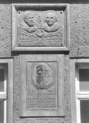 Oschatz, Kirchplatz 7/8. Alte Schule (sogen. Heringhaus). Gedenktafeln für K. E. Hering, Magister C. G. Hering sowie Dr. Constantin Hering. Bronze; 80 x 95 cm sowie 95 x 70 cm. Lauchhammer, 1928