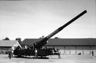 Freiburg: US-Army Atomkanone; Kanone in Gefechtsstellung, Hintergrund Baracke