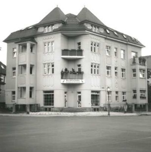 Dresden-Trachau, Wilder-Mann-Straße 27/Ecke Kronenstraße. Wohnhaus mit Ladeneinbau. Um 1910. Eckansicht