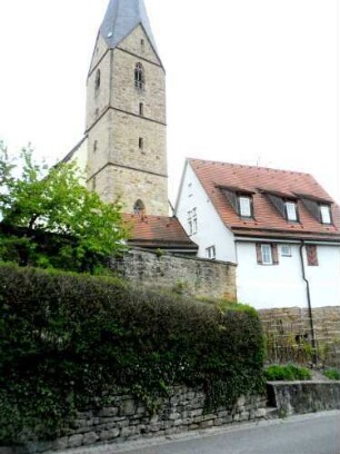 Alexanderkirche - Ansicht von Westnordwesten mit Kirche über Kirchhofmauer sowie Torhaus über Traufseite