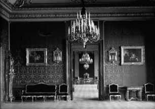 Residenzschloss Dresden, Zweites Vorzimmer der Paraderäume : Dresden, Residenzschloss, Westflügel. Zweites Vorzimmer der Paraderäume mit den Gemälden Venus und Merkur sowie Diana und Aktäon von Louis de Silvestre und Blick in das Audienzgemach