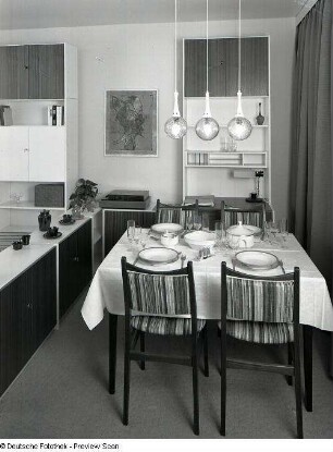 Dreiraumwohnung des Typs WBS 70. Wohnzimmer mit Eßplatz