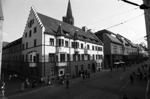 Freiburg: Außenansicht des Basler Hofes, sommerlich