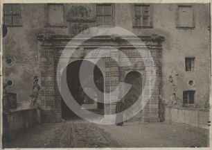 Portal am Torhaus von Schloss Carolath