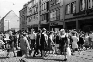 Freiburg: Fußgänger überqueren die Kaiser-Joseph-Straße