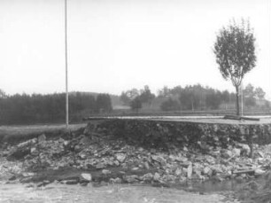 Tal der Kipper bei Türchau nach dem Hochwasser von August/September 1938 mit nach Unterspülung unterbrochener Straße : Türchau (Turoszów (Polen)). Tal der Kipper bei Türchau nach dem Hochwasser von August/September 1938 mit nach Unterspülung unterbrochener Straße