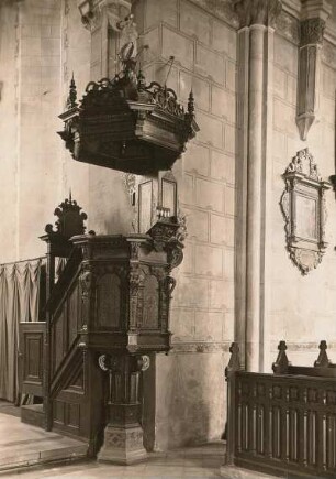 Kanzel der Frauenkirche mit reichen Intarsien und Schnitzwerk