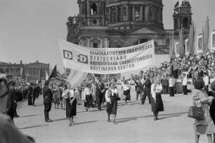 Demonstration zum 1. Mai auf dem Marx-Engels-Platz (heute: Schlossplatz)
