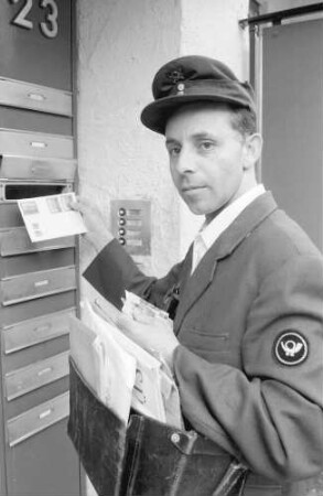 Freiburg: Briefzusteller trägt Post aus