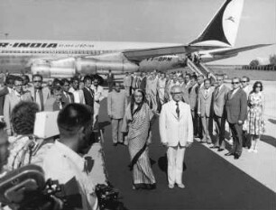 Berlin-Schönefeld. Erich Honecker empfängt Indira Gandhi auf dem Flughafen