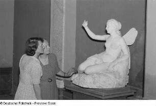 Zwei Besucherinnen vor einer Skulptur der Psyche