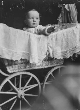 Friederike Apel : Die Tochter im Kinderwagen sitzend