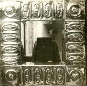 Spiegelrahmen : Spiegelrahmen. Metall, getrieben (um 1915; C. Brose)