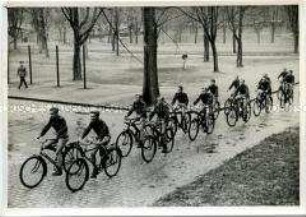Schüler einer "Nationalpolitischen Erziehungsanstalt" beim Radfahren