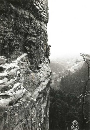 Sächsische Schweiz, Rathener Gebiet. Vorderer Gansfels (Vordere Kleine Gans). Ehrhardt Renger bei der Erstbegehung einer Verbindungsvariante vom Hartmannweg zum Pfeiler der Südwamd (Rengervariante VIIa)