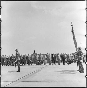 Ehrengarde der NVA bei Ankunft Ulbrichts aus Moskau, April 1964. SW-Foto © Kurt Schwarz.