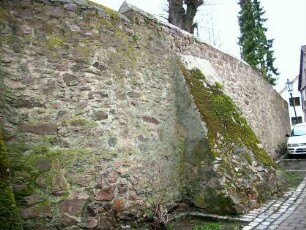 Kirchhofmauer im Süden nach Osten von Ortsseite mit Strebepfeiler-Wehrgang mit Steinbrüstung im 18 Jh abgetragen-in der Substruktion terrainstabilisierende Futtermauer