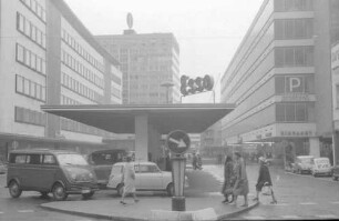Frankfurt: Esso-Tankstelle und Parkhaus-Hochhaus