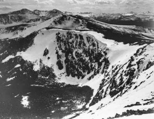 Gebirgskamm der Rocky Mountains : Blick vom Rollins Pass auf den als kontinentale Wasserscheide fungierenden Gebirgskamm der Rocky Mountains.