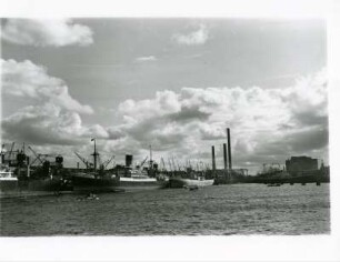 Hamburg. Hafen. Panorama. Schiffe liegen an den Kai´s