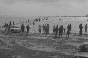St. Peter-Ording, Böhl: Hochflut überschwemmt Parkplatz, Autos im Wasser