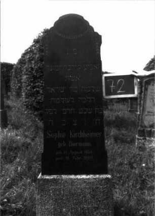 Grabstein 72 (Index: 100100722) Material: Granit Zustand: gut Maße HxBxT: 169x43x13 cm Beschreibung: konische Stele, Sockel, mehrfach geschwungener Runbogenabschluß Symbolik: Girlande im Abschluß: Grabstein 72