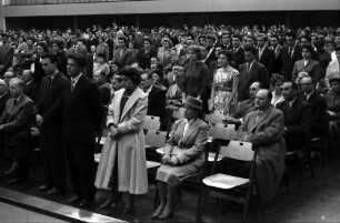 Freiburg: Freisprechungsfeier der Industrie- und Handelskammer 1957; Lehrlinge im Saal der Stadthalle