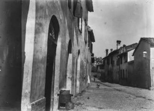 Straßenzug mit zweigeschossigen Häusern : Pieve di Cadore (Italien). Straßenzug mit zweigeschossigen Häusern