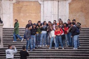 Rom 2006 - Gruppenbild auf der Spanischen Treppe : Junge Leute lassen sich auf der Spanischen Treppe fotografieren, aufgenommen 2006 in Rom