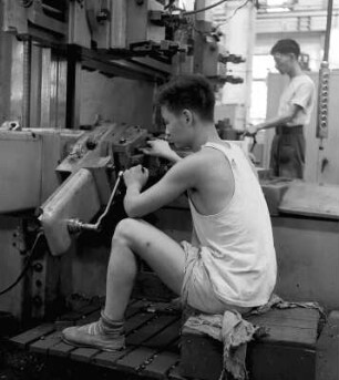 Wuhan (China). Schwermaschinenbau. Arbeiter (Dreher?) an Werkzeugmaschinen