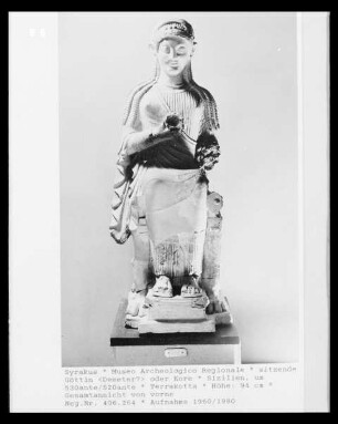 sitzende Göttin (Demeter?) / Kore