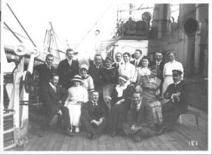 Kreuzfahrten der Hamburg-Amerika Linie, um 1911/1913. Gruppenbild mit Kapitän eines Hochseepassagierdampfers und Damen und Herren an Bord