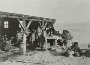 Diamantenfeld, Südafrika : Südafrika, Bogenfels. Diamantenfeld der Swakopmunder Diamantengesellschaft. Einheimische beim Sieben bzw. Sortieren, vor 1945