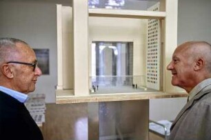 Künstlerarbeiten und Gespräche. Links Gerhard Richter, rechts Norman Foster