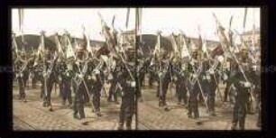 Fahnensektion von der Parade zurückkehrend, Mainz