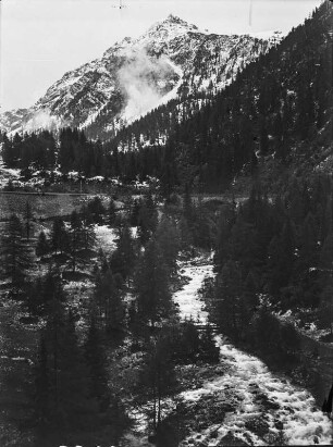 Neuschnee : Frisch gefallener Schnee auf der Strecke der Albulabahn.