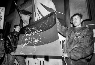 Montagsdemo in Leipzig, 05.03.1990. Neonazis der rechtsextremen NPD und JN demonstrieren für die Wiedervereinigung von 'ganz' Deutschland