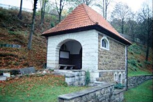 Leichenhalle auf dem Friedhof; im Vorraum weitere Gedenktafeln für Gefallene
