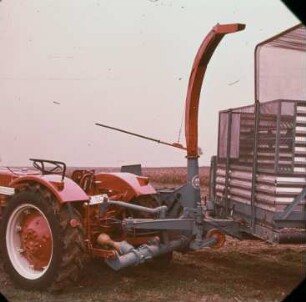 Fotografie: Futtererntetechnik, Maissilage, Maishäcksler angebaut
